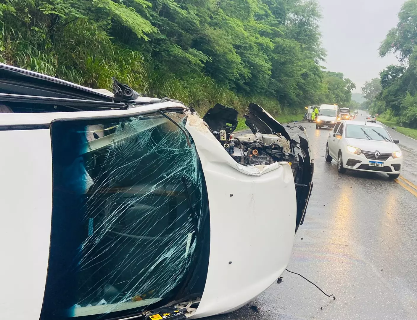 Colisão frontal entre dois carros deixa feridos na BR-040